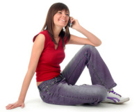 Sitzende Frau beim Flirten am Telefon